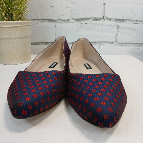 WOMENS NINE WEST SPEAK UP FLATS, NAVY WITH RED DOTS, SIZE 9 - Picture 3 of 9